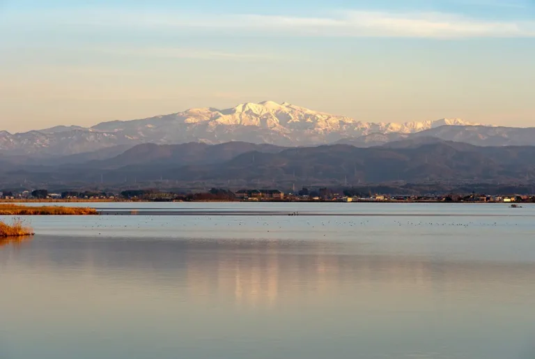 石川県加賀市。柴山潟から臨む白山。（写真：Adobe Stock）