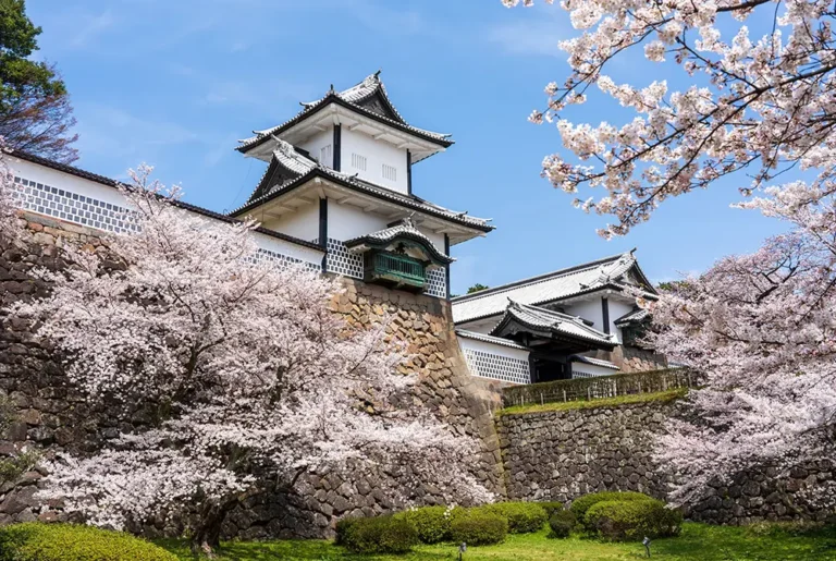 金沢城。（写真：Adobe Stock）